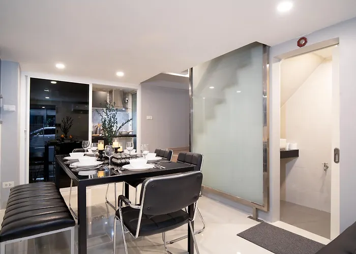 Townhouse 37 In Pratunam Soi Ratchaprarop 10 曼谷