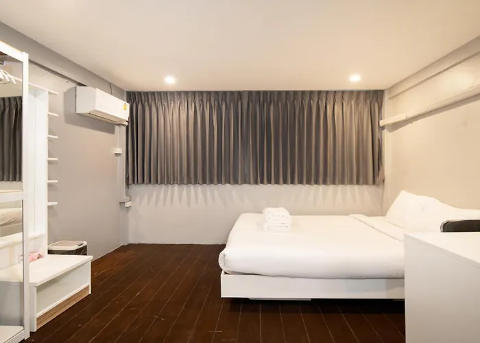 公寓 Townhouse 37 In Pratunam Soi Ratchaprarop 10 *