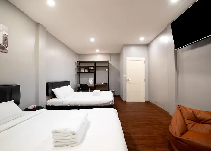 Townhouse 37 In Pratunam Soi Ratchaprarop 10 曼谷