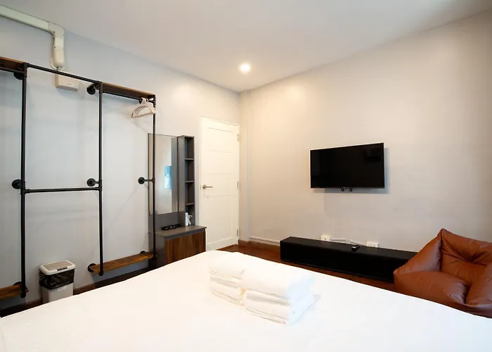 公寓 Townhouse 37 In Pratunam Soi Ratchaprarop 10 *