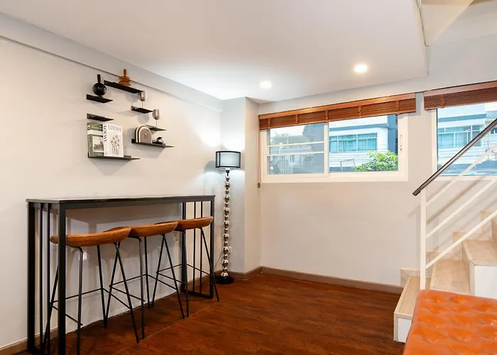 Townhouse 37 In Pratunam Soi Ratchaprarop 10 曼谷