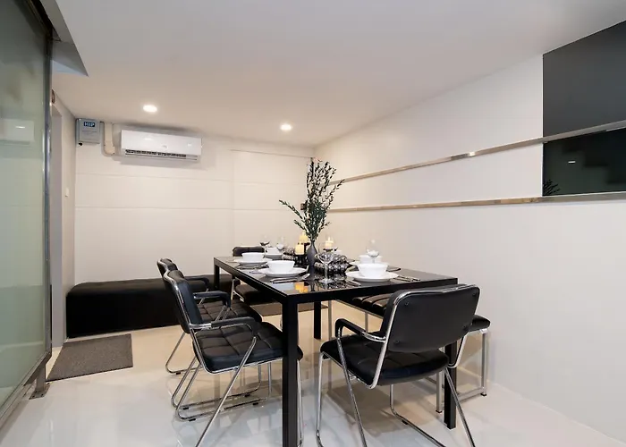 Townhouse 37 In Pratunam Soi Ratchaprarop 10 曼谷